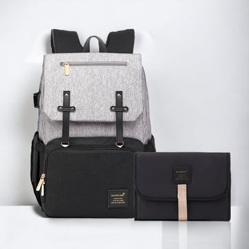 Granoo sac à dos à langer avec tapis à langer gris et noir sur un fond claire